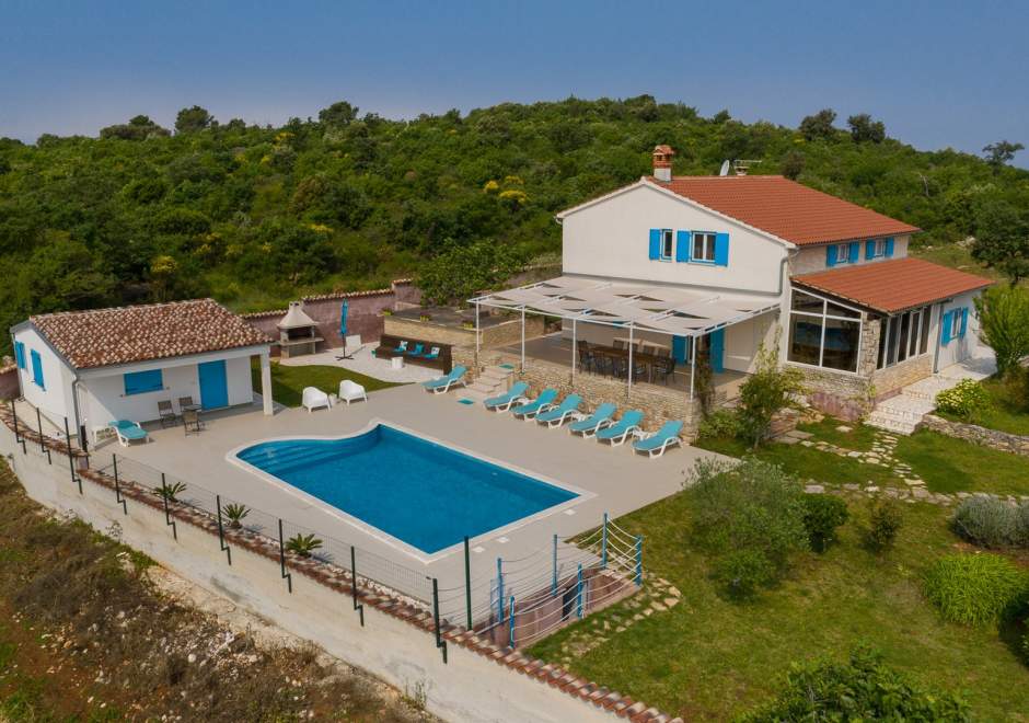 Villa Tanga vicino a Rovigno con piscina privata e giardino per 8 persone