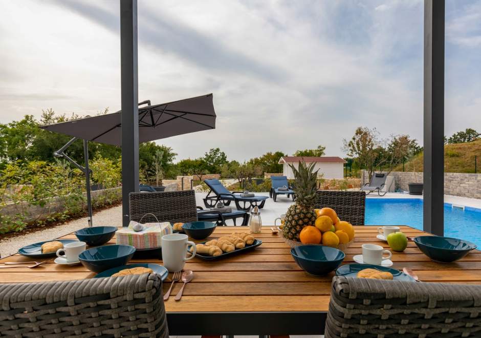 Modern three bedroom villa ROSMARINO with pool in Svetvinčenat