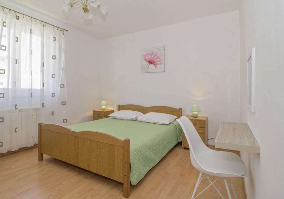 Appartamento Doris / App con tre camere da letto con giardino, barbecue e terrazza