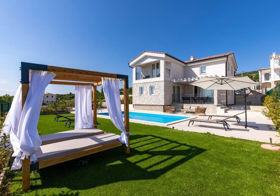 4 bedroom villa with pool and sea view 20A