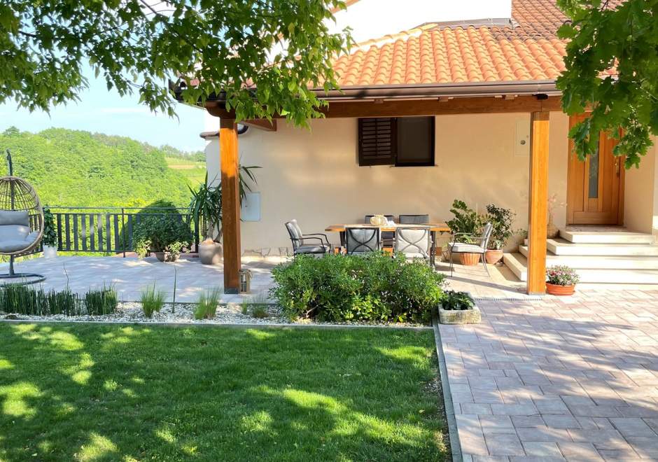 Holiday home with private pool and garden in central Istria / Tervis