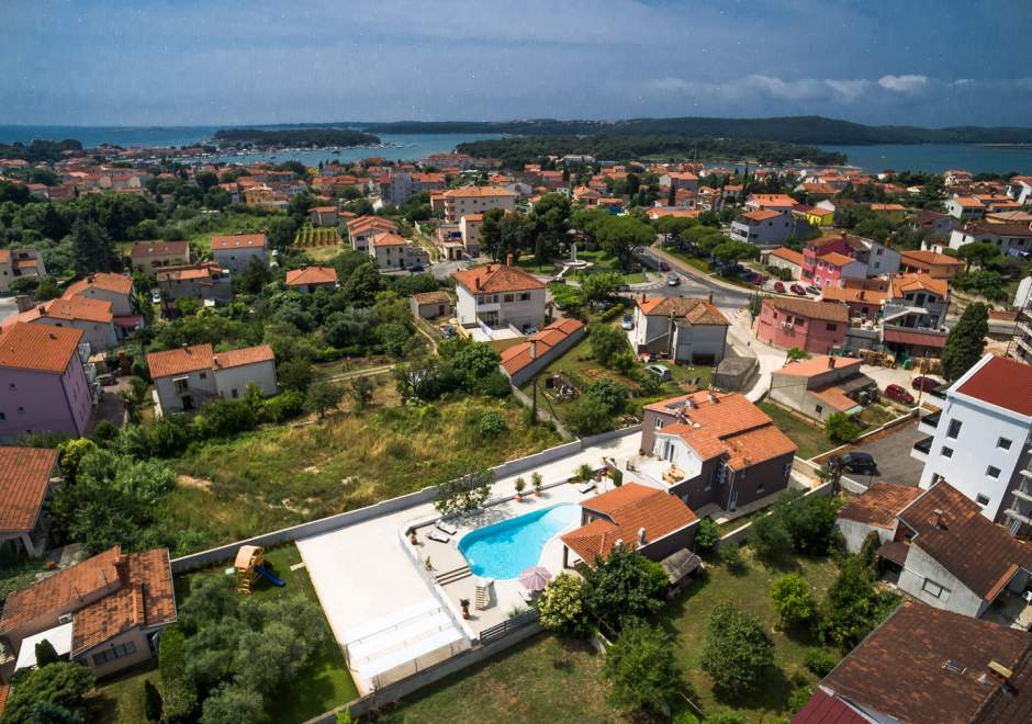 Villa Emily con cinque camere da letto e piscina a Medulin