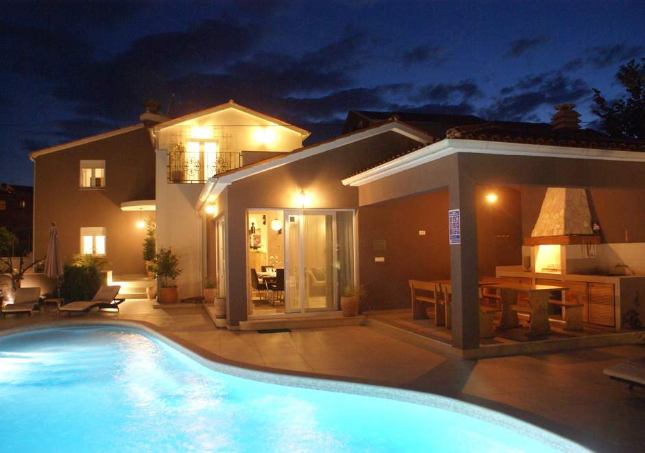 Villa Emily con cinque camere da letto e piscina a Medulin