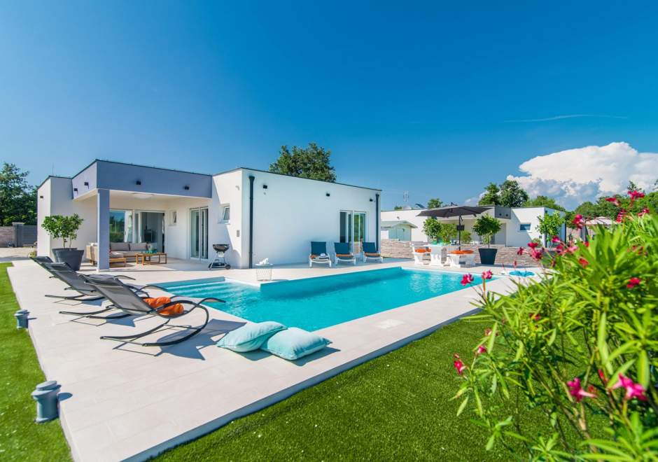 Modern 3 bedroom villa with pool / Florentina
