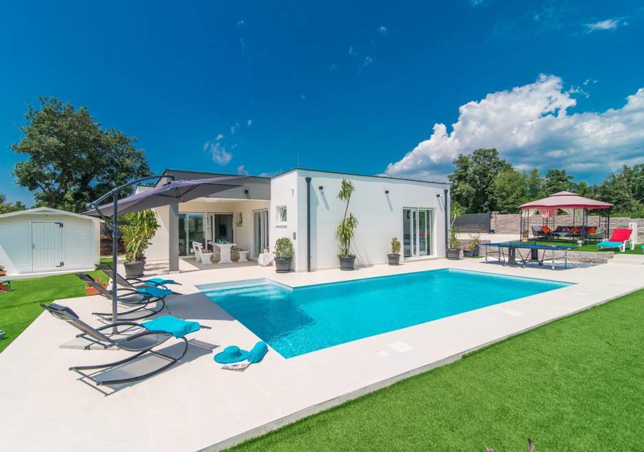 Modern 3 bedroom villa with pool / Francesca