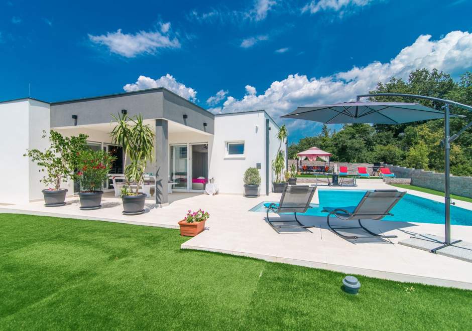 Modern 3 bedroom villa with pool / Francesca