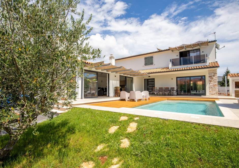 Modern Villa with 4 bedrooms and pool near Pula