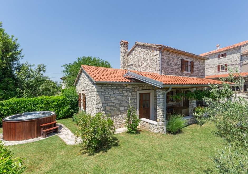 Sweet Home Ana for 3 persons in the countryside near Rovinj with jacuzzi