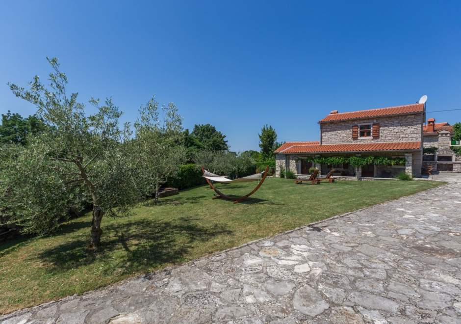 Sweet Home Ana for 3 persons in the countryside near Rovinj with jacuzzi