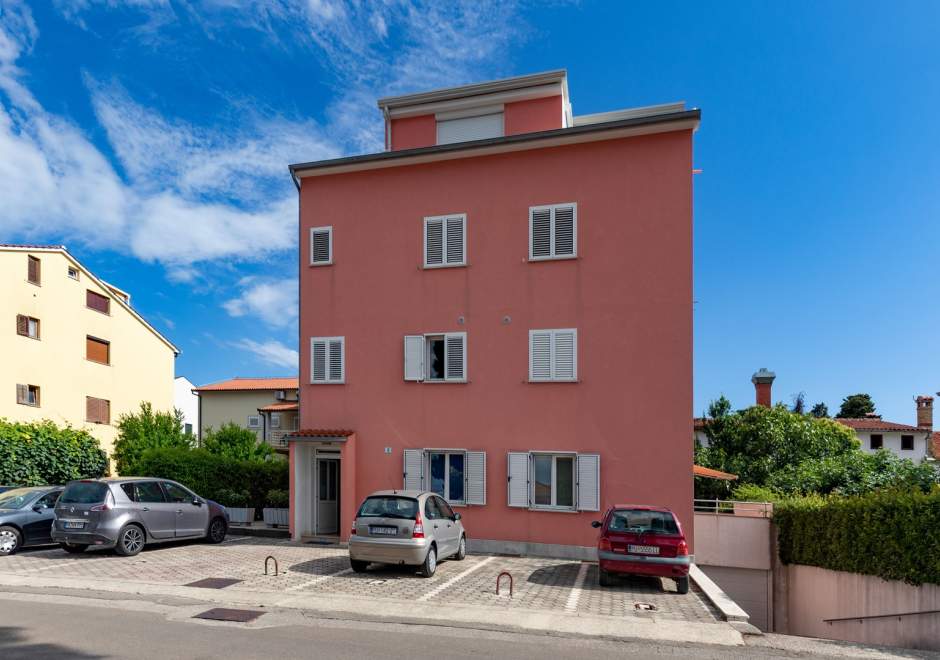 Appartamento ALBIS con una camera da letto con balcone e parcheggio a Rovigno