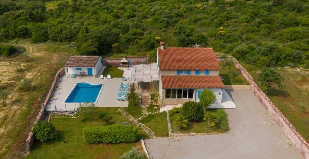 Villa Tanga vicino a Rovigno con piscina privata e giardino per 8 persone