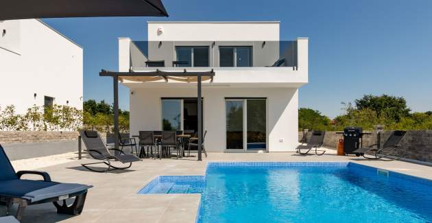 Modern three bedroom villa ROSMARINO with pool in Svetvinčenat