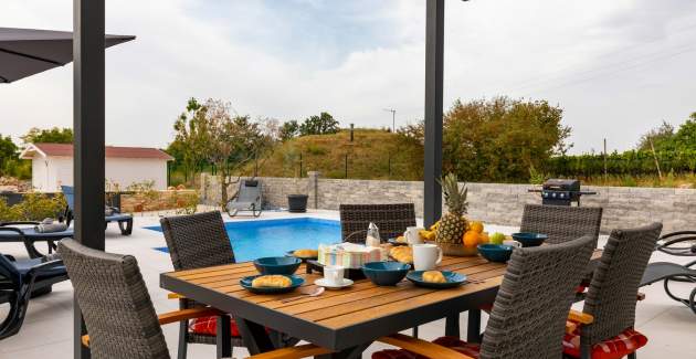 Modern three bedroom villa ROSMARINO with pool in Svetvinčenat