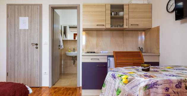 Rovinj City Studio/ App with balcony, parking, kitchenette for couples A1