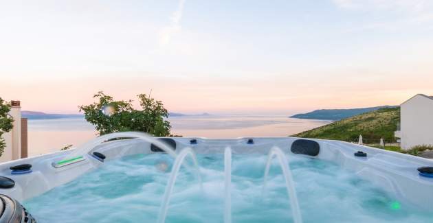 Villa Aristea mit Meerblick, Whirlpool und Infinity-Pool