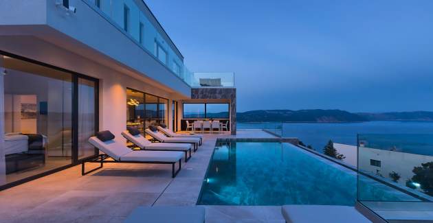 Villa Ateneum con vista mare, jacuzzi e piscina a sfioro