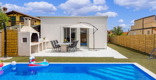 Cosy holiday home Infinity with pool and BBQ