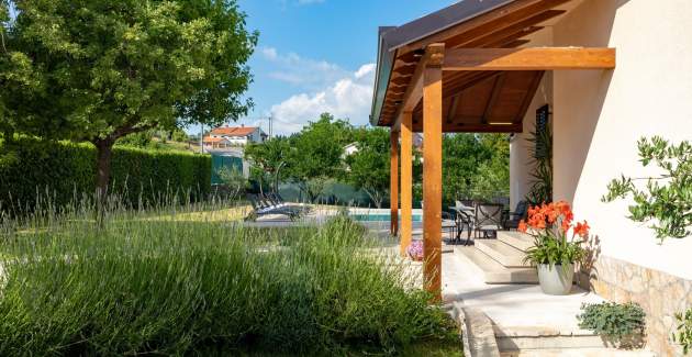 Holiday home with private pool and garden in central Istria / Tervis