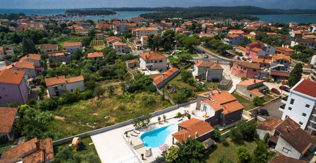 Villa Emily con cinque camere da letto e piscina a Medulin