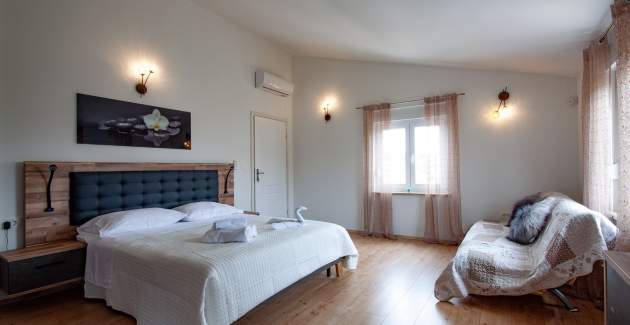 Villa Emily con cinque camere da letto e piscina a Medulin