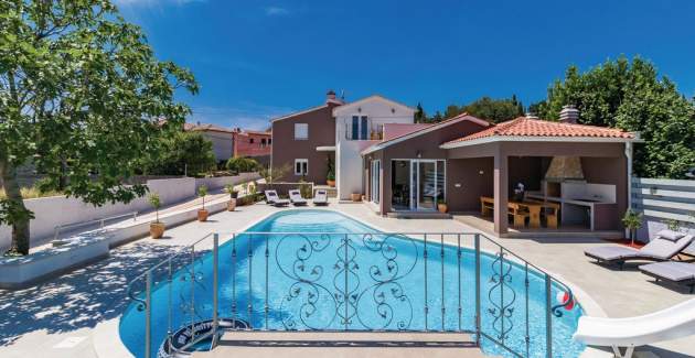 Villa Emily con cinque camere da letto e piscina a Medulin