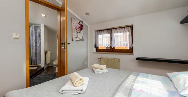 Apartmani Kristina / Komforan dvosoban apartman s terasom i parkingom