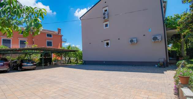 Apartmani Kristina / Komforan dvosoban apartman s terasom i parkingom