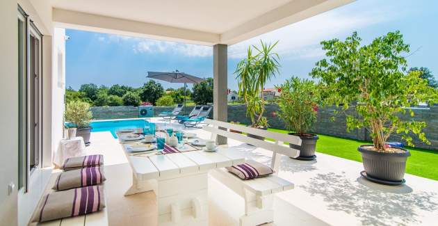 Modern 3 bedroom villa with pool / Francesca