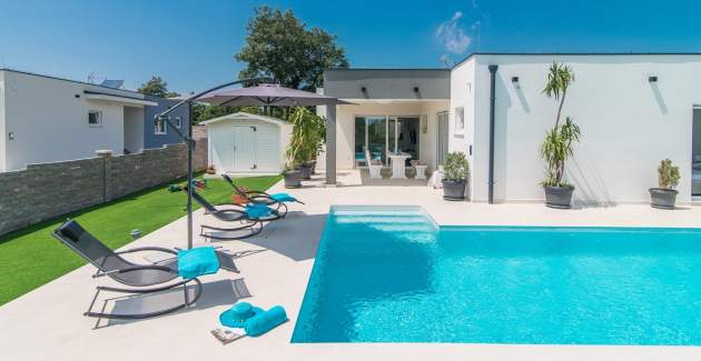 Modern 3 bedroom villa with pool / Francesca