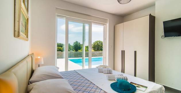 Villa moderna con 3 camere da letto e piscina / Francesca
