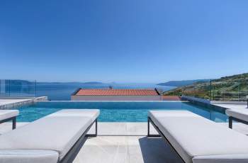 Villa Ateneum con vista mare, jacuzzi e piscina a sfioro