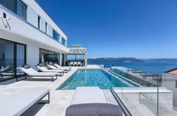 Villa Ateneum con vista mare, jacuzzi e piscina a sfioro