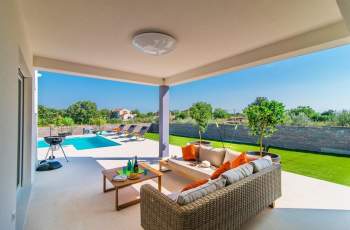 Modern 3 bedroom villa with pool / Florentina