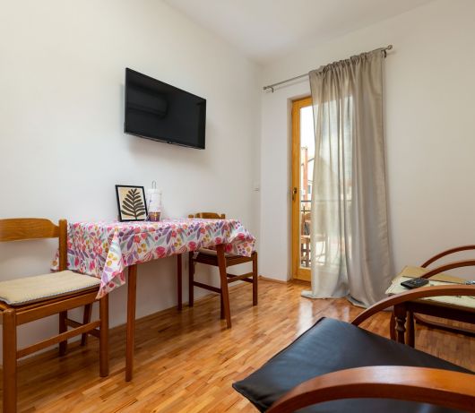 App with balcony, parking, kitchenette for couples A2