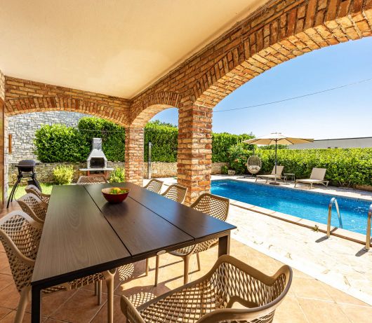 Rustic Villa Lara with pool