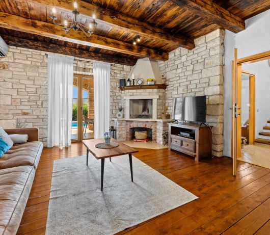 Rustic Villa Lara with pool