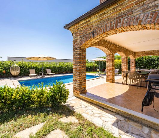 Rustic Villa Lara with pool