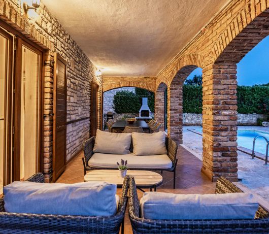 Rustic Villa Lara with pool