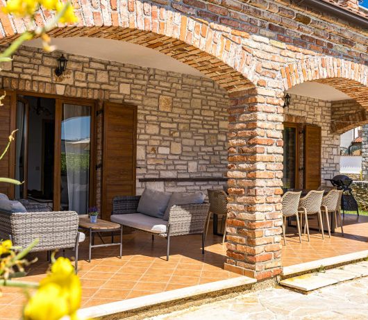 Rustic Villa Lara with pool