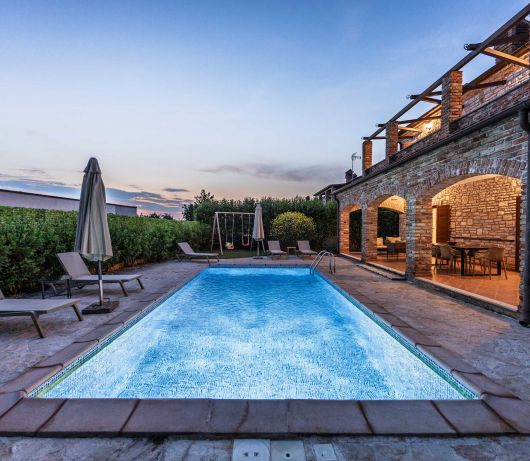Rustic Villa Lara with pool