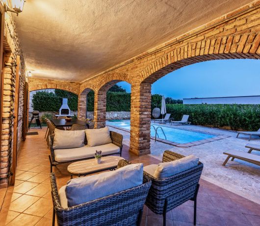 Rustic Villa Lara with pool