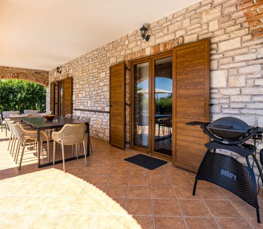 Rustic Villa Lara with pool