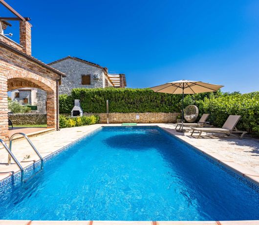 Rustic Villa Lara with pool