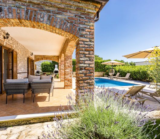Rustic Villa Lara with pool