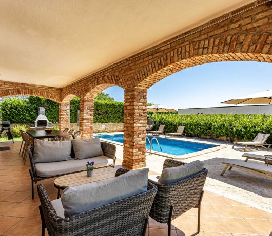 Rustic Villa Lara with pool