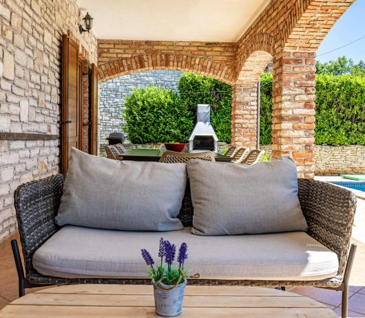 Rustic Villa Lara with pool