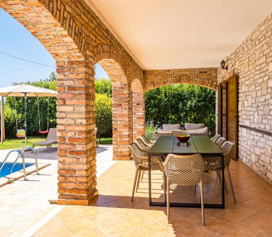 Rustic Villa Lara with pool
