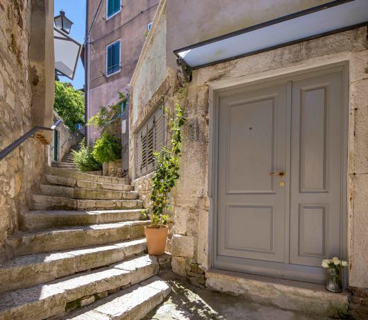 Secret Steps Apartment