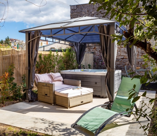 Rustic holiday house with jacuzzi / 4 Seasons