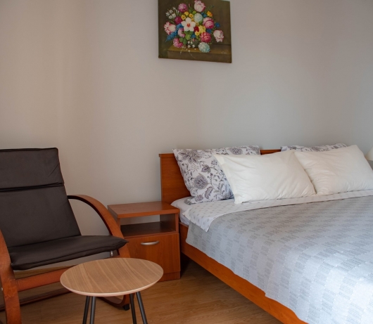 Apartments Betty / Two-bedroom apartment for up to 6 persons with terrace, parking, garden view